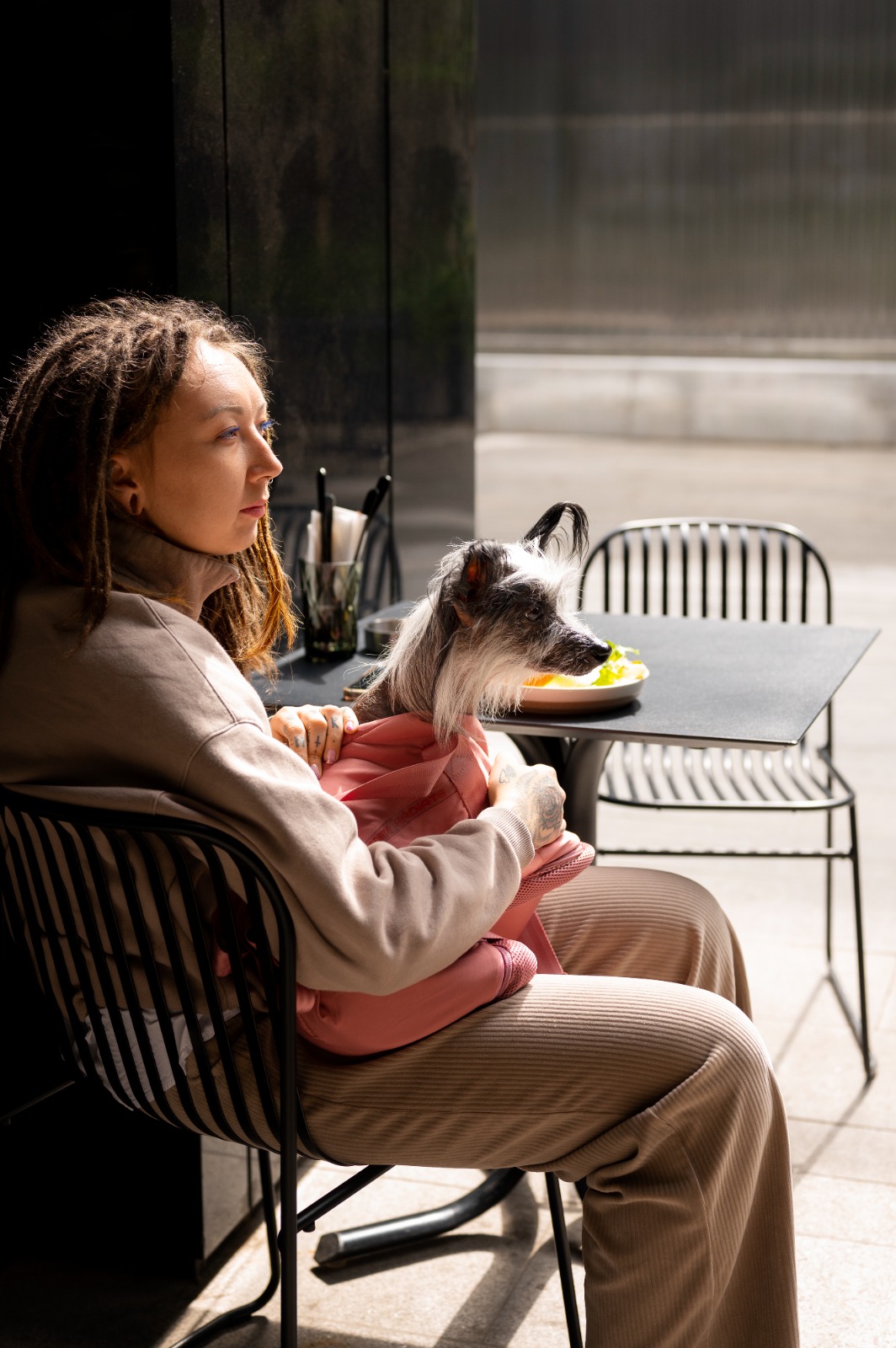 mujer en restaurante con su perro