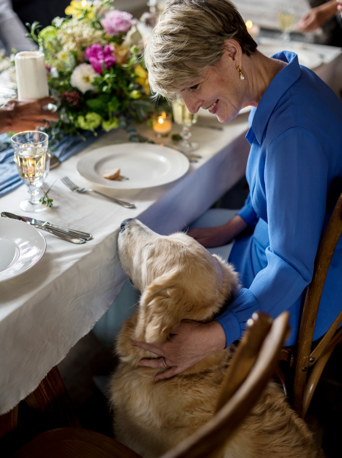 mujer con su perro en un restaurante